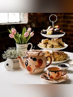 Vintage Wade England Hand-Painted Character Teapot ☕️✨